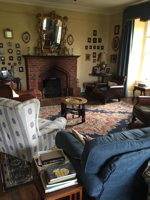  Wait, you're telling me people knew how to make wall galleries before Pinterest?? 