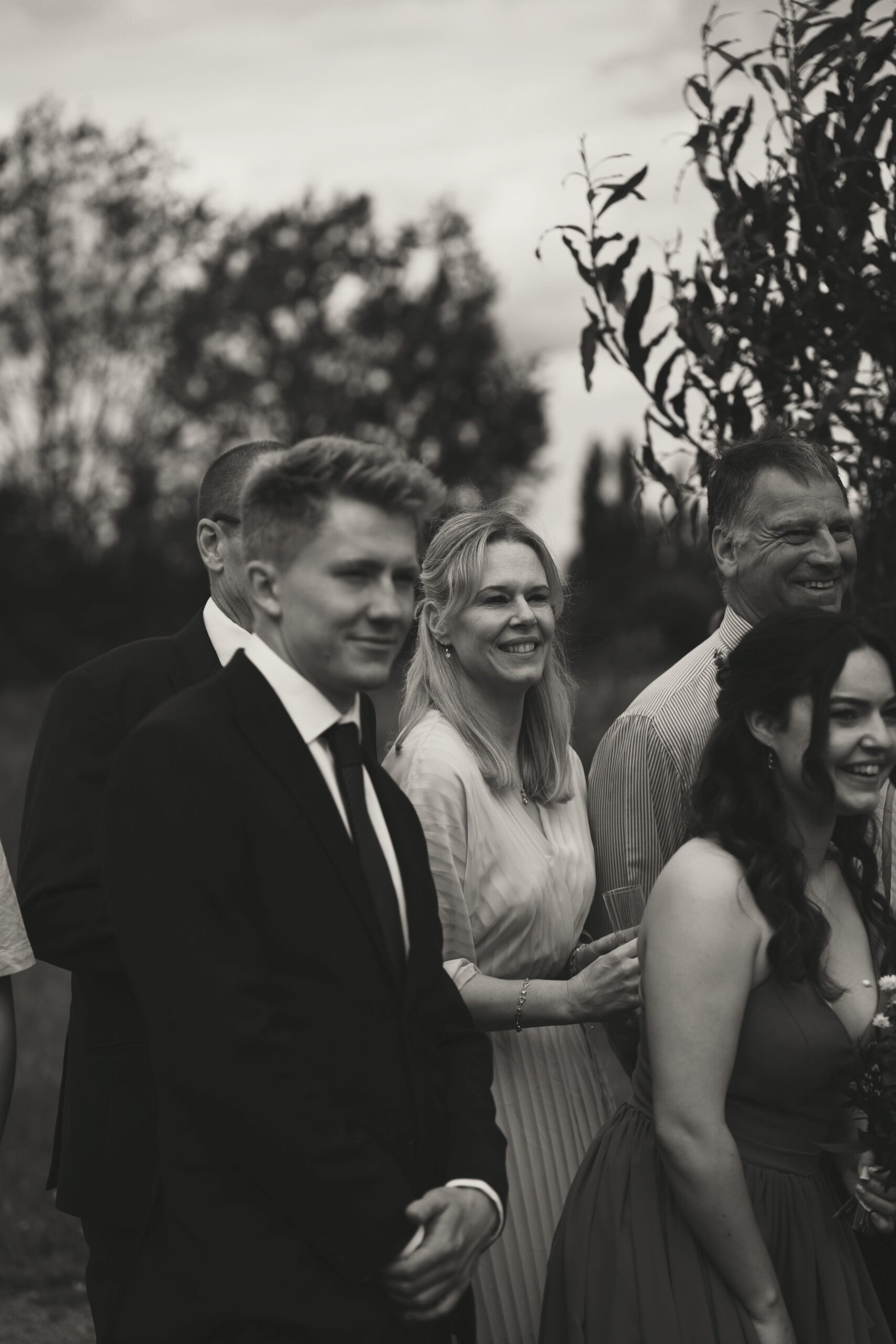 how to be a good wedding guest