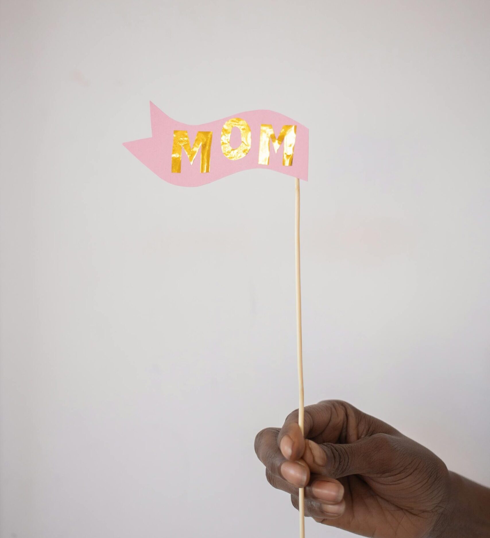 a pink flag that reads mom
